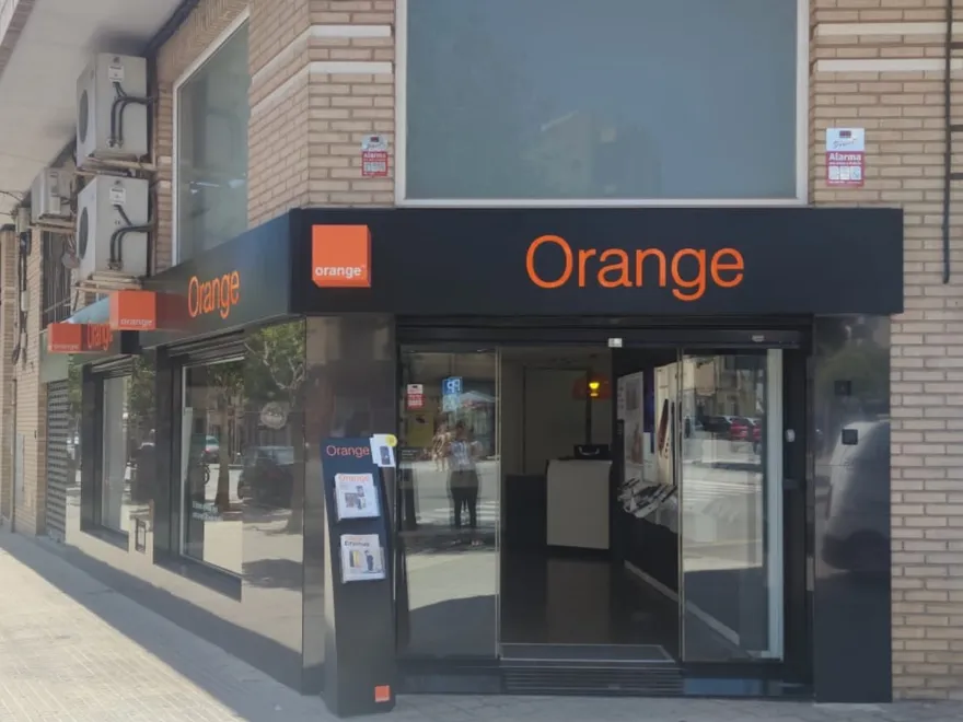 Fachada de la tienda Orange de Almazora
