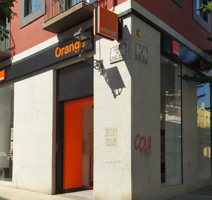 Fachada de la tienda Orange de Benicarló