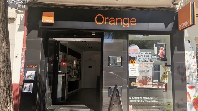 Fachada de la tienda Orange de Benicasim