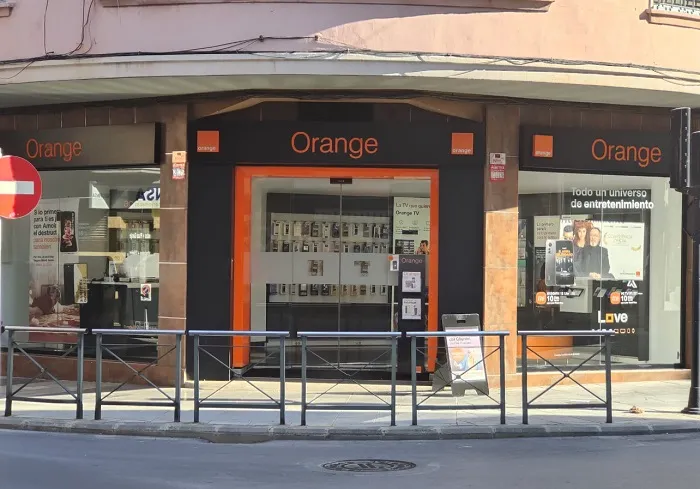 Fachada de la tienda Orange de Burriana