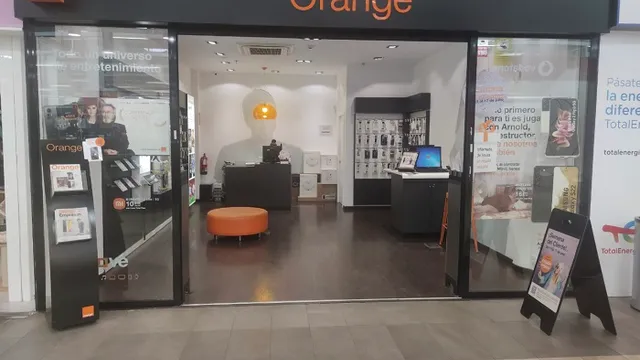 Fachada de la tienda Orange de Carrefour Vilarreal