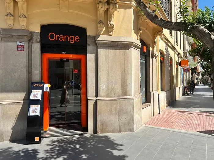 Fachada de la tienda Orange de Plaza De La Independencia (Farola)