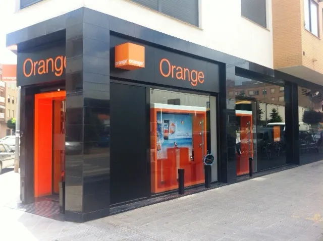 Fachada de la tienda Orange de Nules