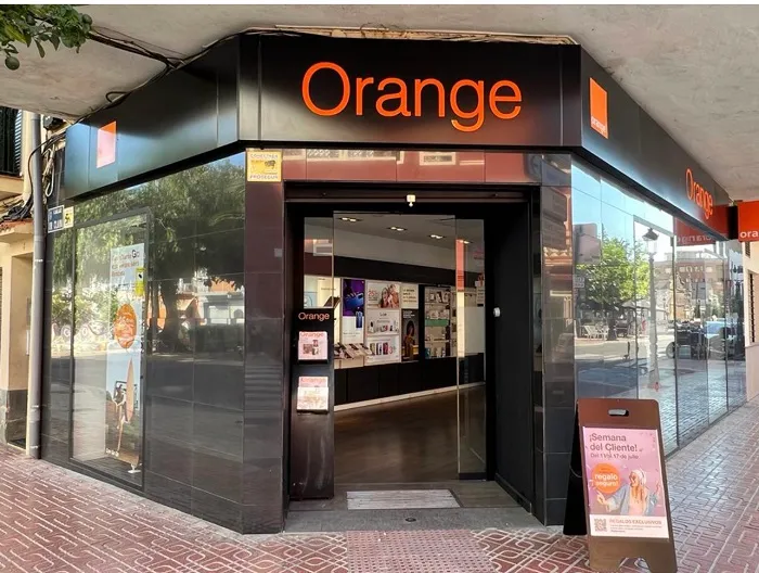 Fachada de la tienda Orange de Oropesa
