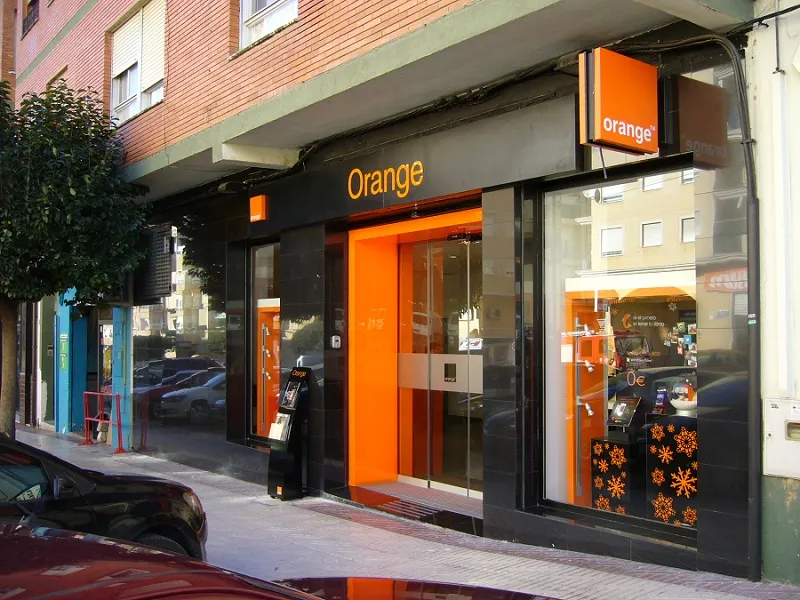 Fachada de la tienda Orange de Segorbe