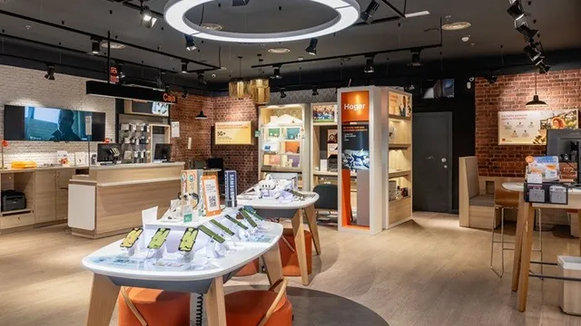 Fachada de la tienda Orange de Carrefour Castellón