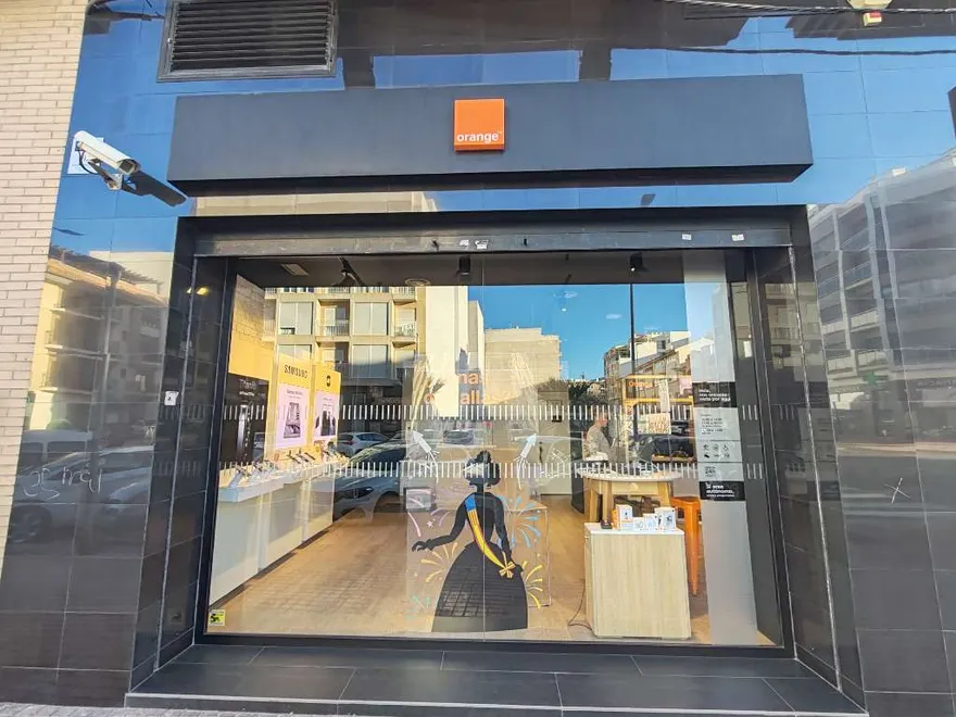 Fachada de la tienda Orange de Vall d´Uixó